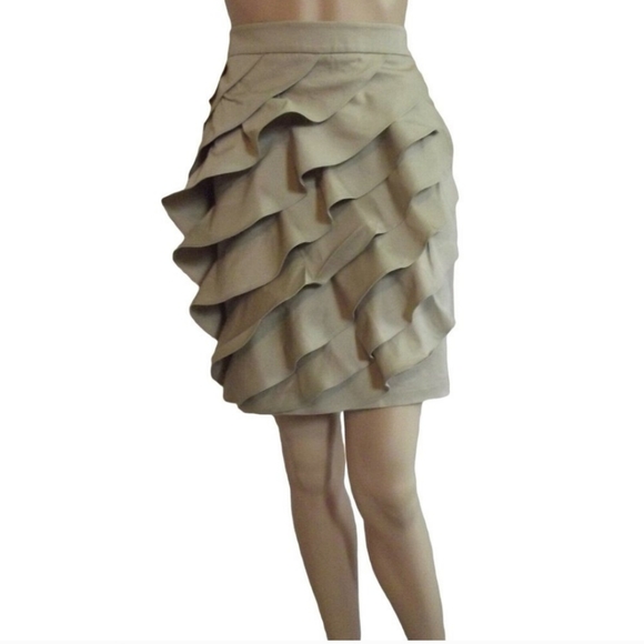 New York & Company Ruffle front skirt. Size 4 - Picture 1 of 6